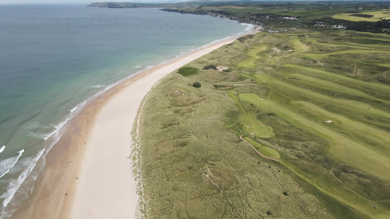 Udsøgt Royal golfklub beliggenhed hvid klippestrand Porthrush luftoptagelse
