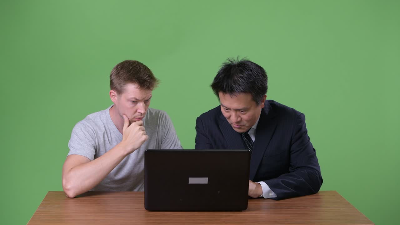 성숙한 일본인 사업가와 젊은 스칸디나비아인 노동자