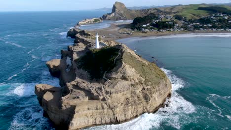 Faro-En-Castlepoint-En-Nueva-Zelanda---Vista-Aérea-Giratoria-De-Drones