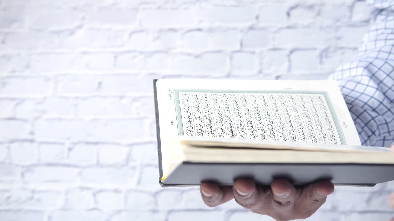 persona que lee el corán