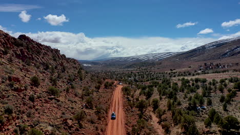 Coche-En-Polvoriento-Camino-Rural-Vista-Aérea