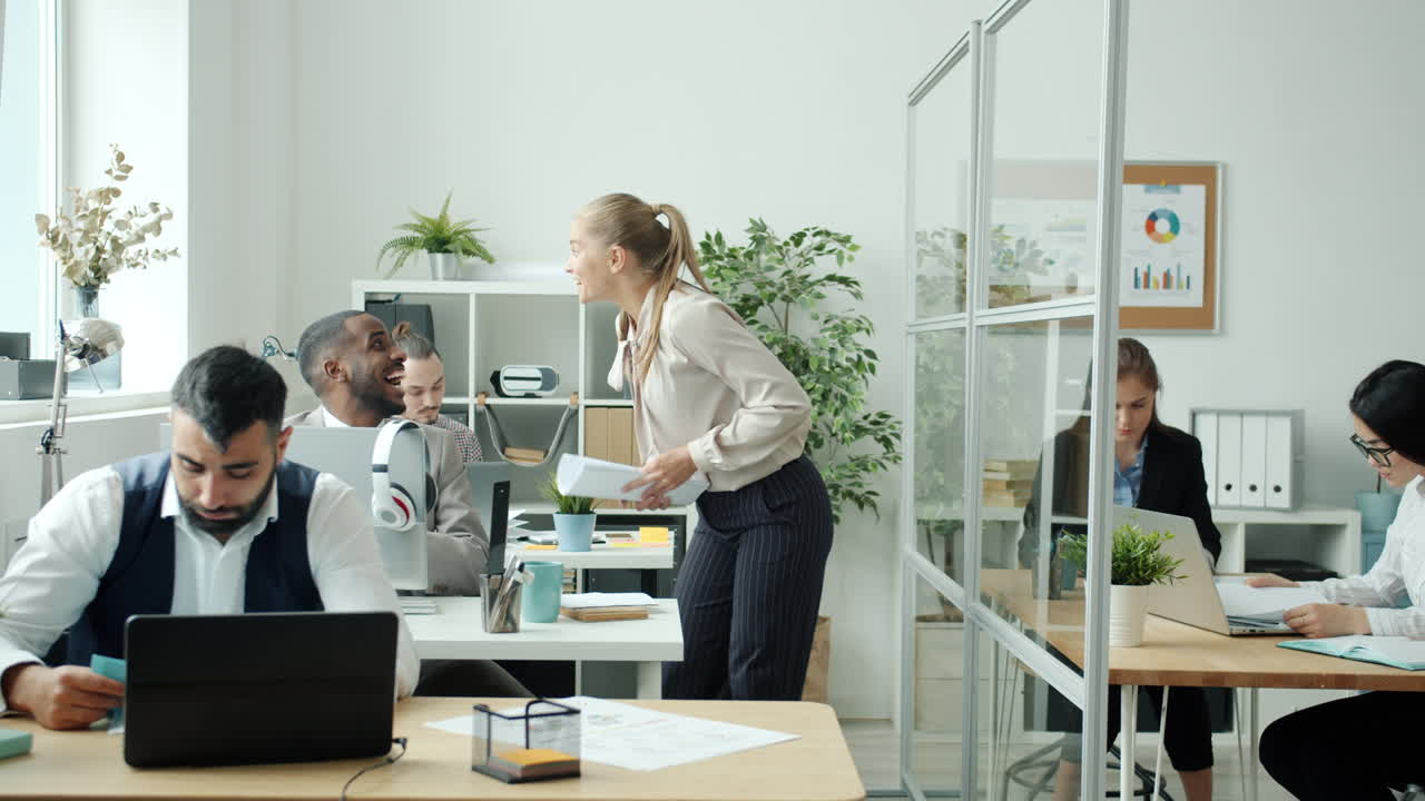 feliz equipo de la oficina celebrando