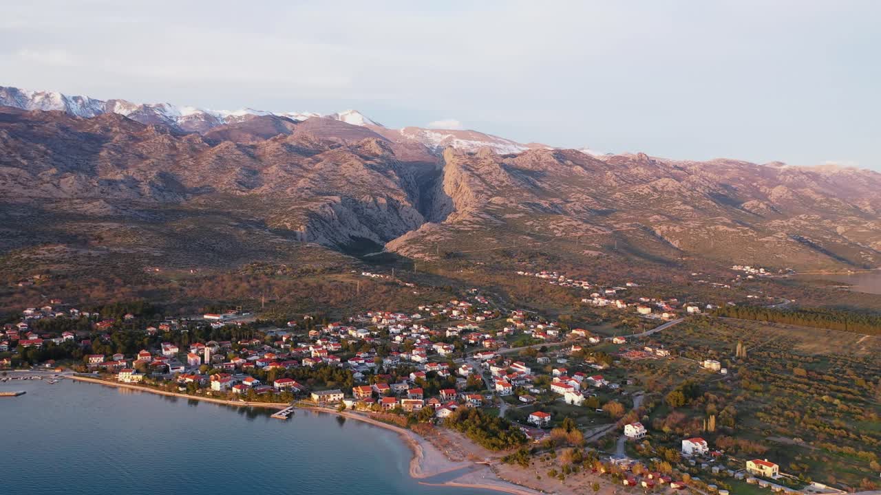 Ilmakuva Selinen kylästä, taustalla Pohjois-Velebitin kansallispuisto Kroatiassa.