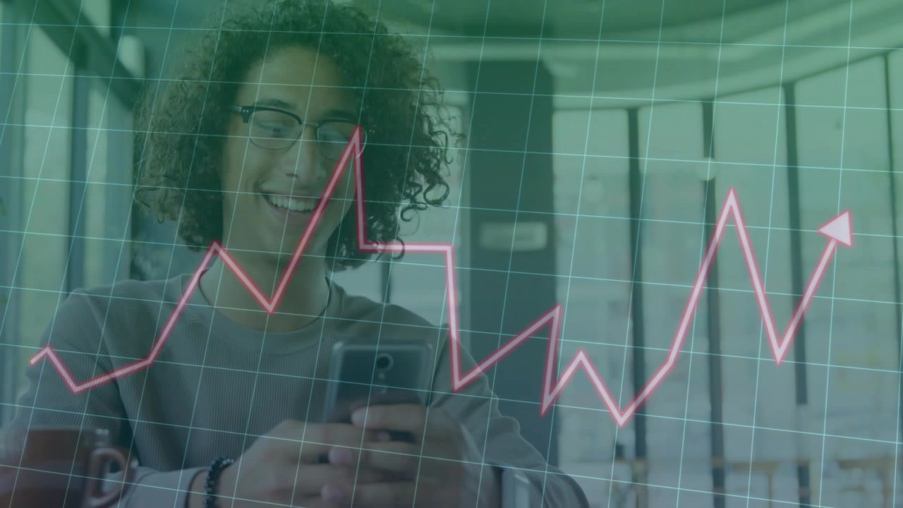Uomo che digita con i pollici sullo smartphone, controllando un grafico finanziario rosa che raggiunge il picco e poi impenna, e sorride.