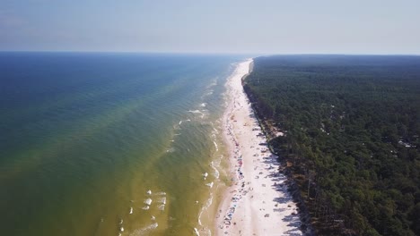 Drohnenaufnahmen-Eines-Sandstrandes,-Sonniger-Sommertag,-Ostsee,-Polen,-Lubiatowo