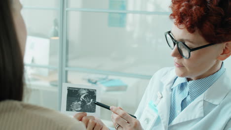 Ärztin-Erklärt-Frau-Ultraschallbild-Des-Babys