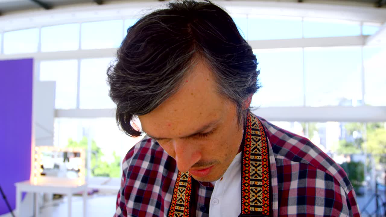 4k 카메라를 들고 서 있는 남성 사진작가