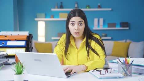 sorprendida joven mujer de negocios.