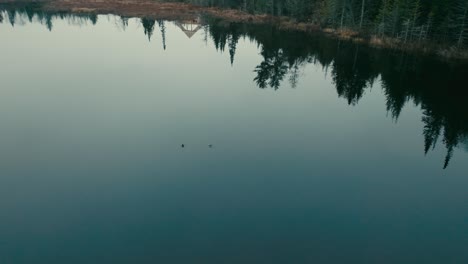 Gemütliche-Rustikale-Hütten-In-Der-Nähe-Eines-Wunderschönen-Sees-In-Saint-come,-Quebec,-Kanada