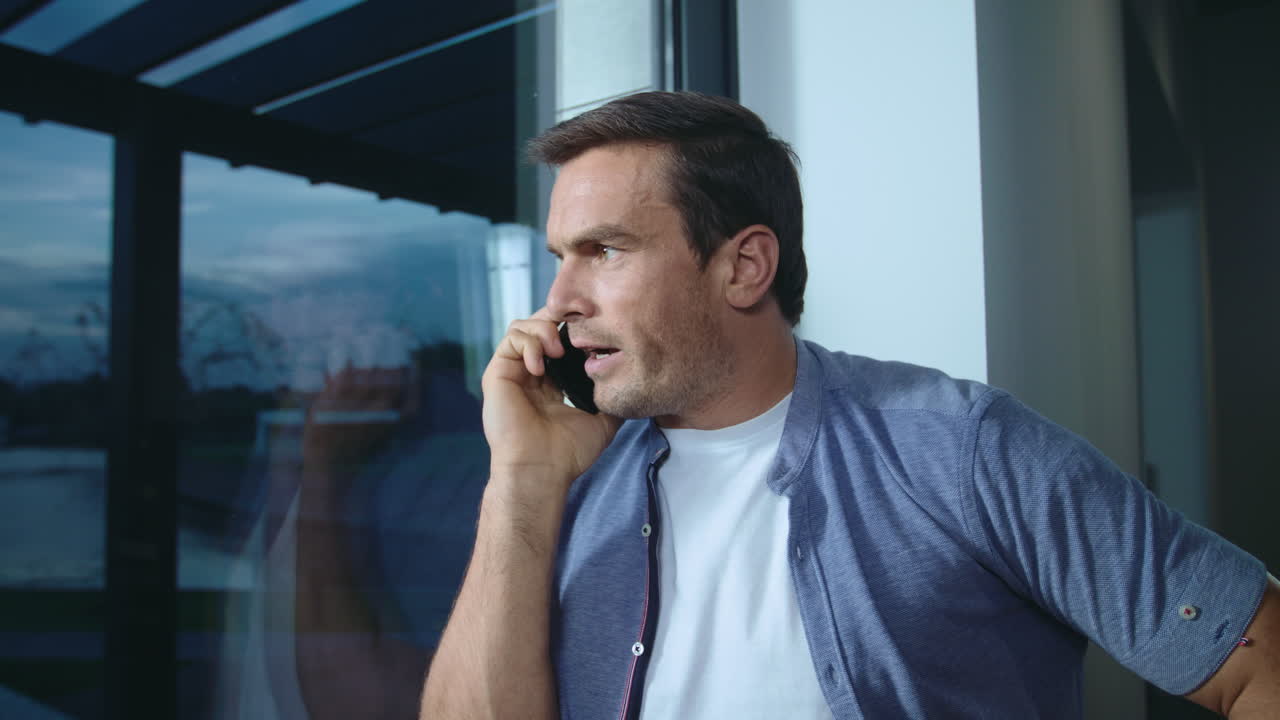 럭셔리 하우스 에서 휴대전화 로 소리 지르는 사업가