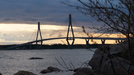 Volver-A-Trazar-El-Puente,-El-Puente-Más-Largo-De-Finlandia,-ángulo-Bajo,-Posibilidad-Remota