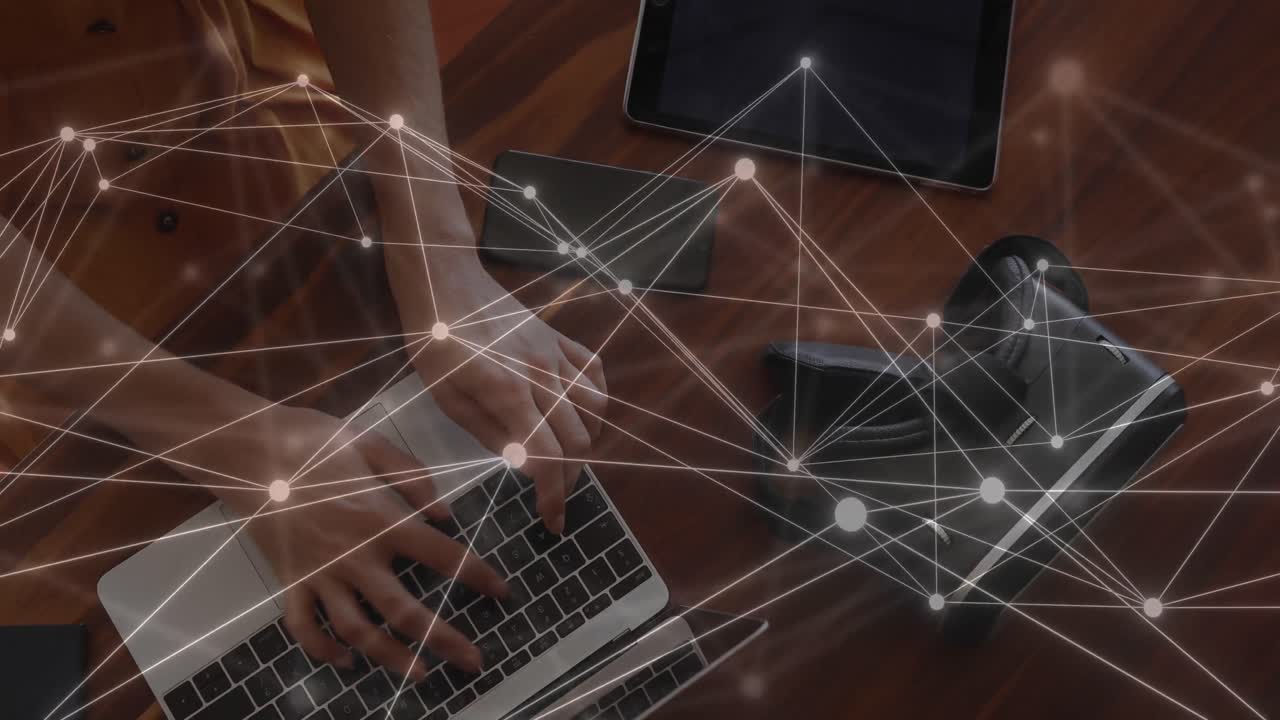 animación de la red de conexiones a través de una mujer de negocios caucásica con portátil