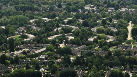 Errichtung-Einer-Luftaufnahme-Von-Umweltfreundlichen-Vororthäusern-In-Rozendaal-In-Leusden,-Niederlande