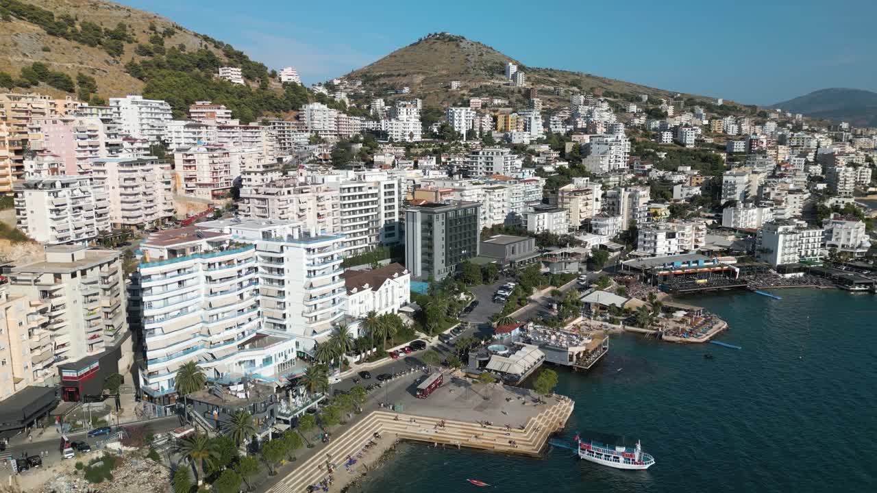 드론은 사란데, 알바니아 시내 풍경과 사란다 만을 드러니다.