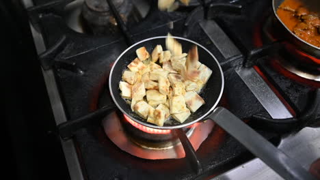 Sofreír-El-Pan-Turco-Con-Mantequilla-En-Una-Cacerola-En-La-Estufa-De-Gas,-Preparación-De-Kebab-Turco