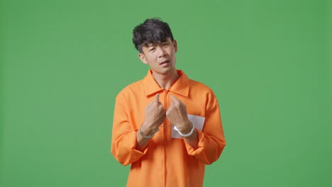 오렌지색 스웨터와 수갑을 입은 남자
