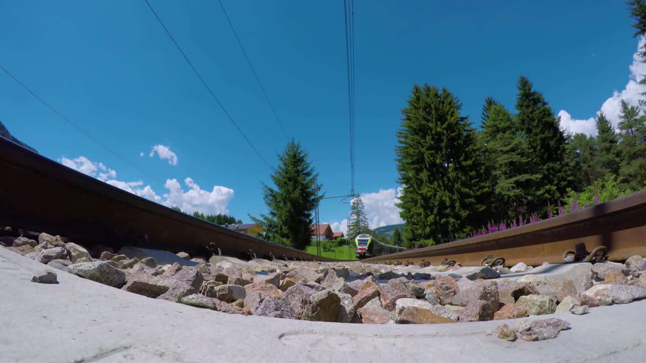 paso rápido de un tren de pasajeros en los rieles vista inferior. en el video hay sonido