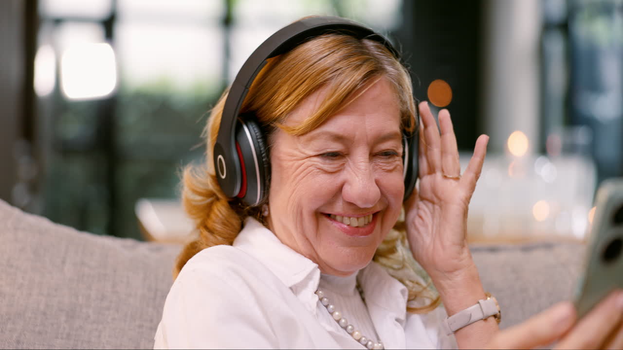 mujer mayor escuchando música en auriculares