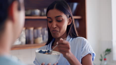 pareja, comiendo cereales y desayuno en la cocina