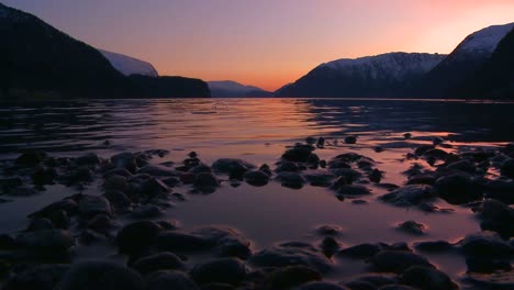 Un-Reflejo-Perfecto-De-La-Luz-Dorada-Y-Roja-En-Un-Lago-De-Montaña-Al-Atardecer-1