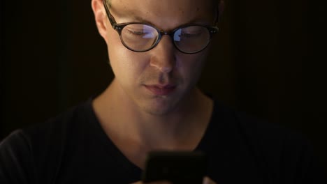 hombre usando el teléfono por la noche
