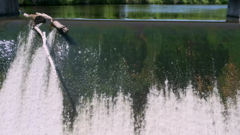 Agua-Corriendo-Por-El-Aliviadero-De-Una-Pequeña-Presa