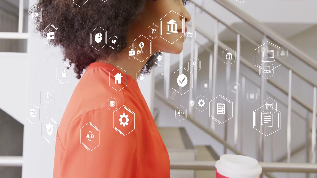 Câmera recuando, mulher andando ao lado do corrimão do escritório segurando um copo vermelho com uma interface de usuário hexagonal sobrepondo a mulher