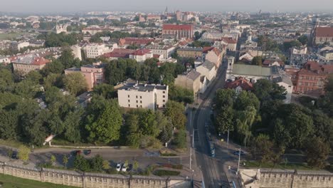 Toma-Aérea-De-Drones-Del-Barrio-De-Kazimierz-En-Cracovia,-Polonia,-Con-El-Río-Vístula-Al-Amanecer.