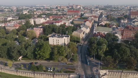 tomada aérea de un dron del barrio de kazimierz en cracovia, polonia, con el río vistula al amanecer.