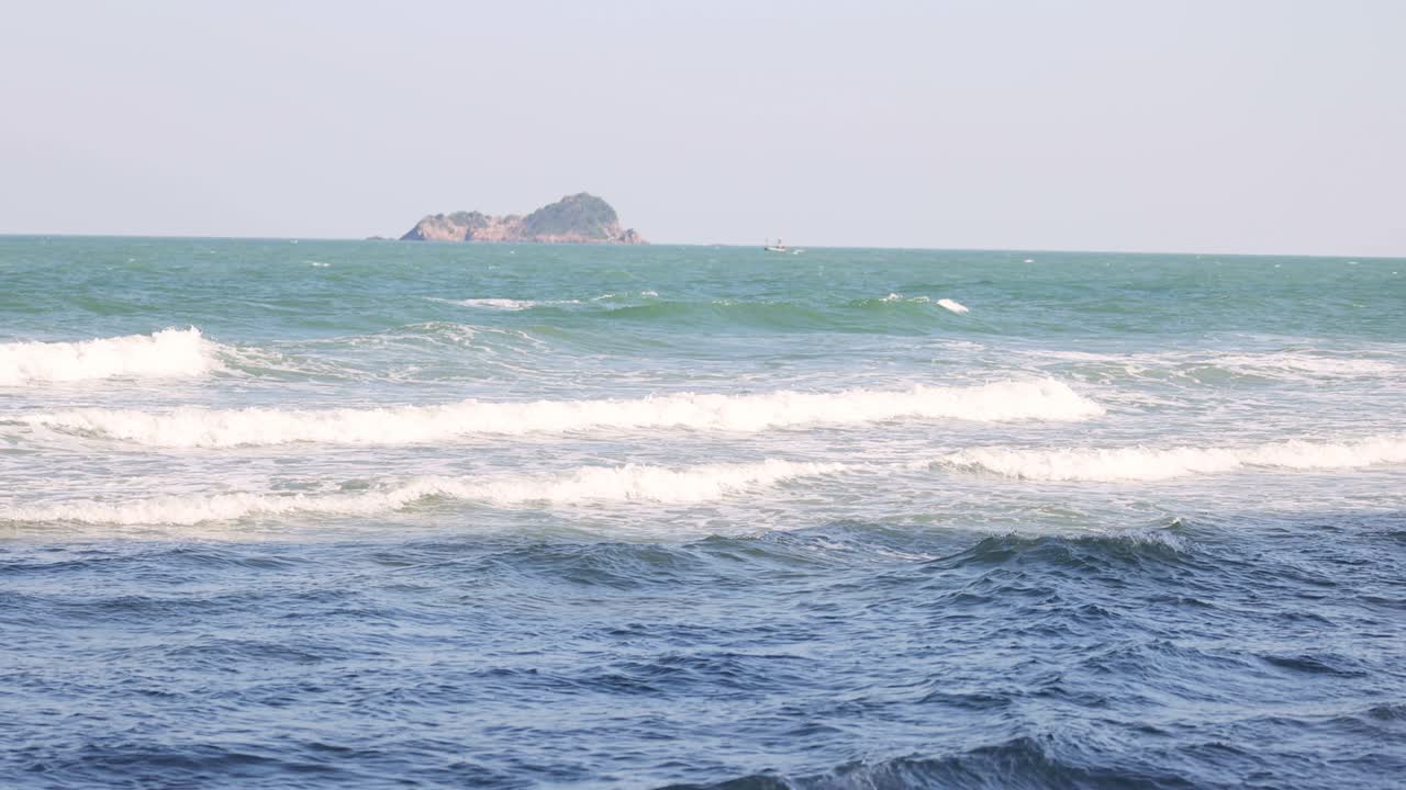 바다의 파도가 해안에 부히고