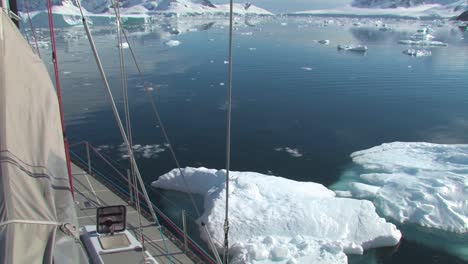 Antarctic-ice-fields-in-winter