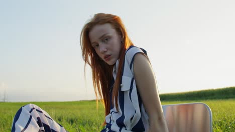 mujer en un campo