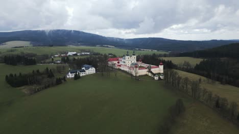 fotografía aérea del lugar de peregrinación de hedec, con un hermoso monasterio en la cima de la montaña dedicado a la madre de dios