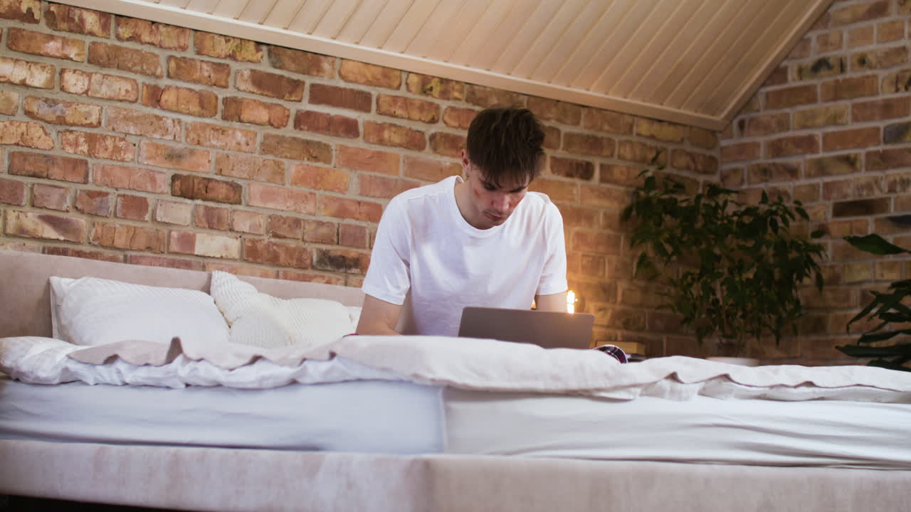 침실에 있는 남자