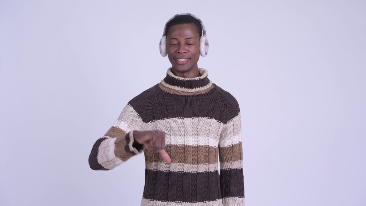 joven y guapo hombre africano listo para el invierno