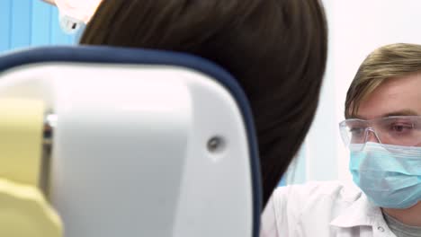 dentista que examina al paciente