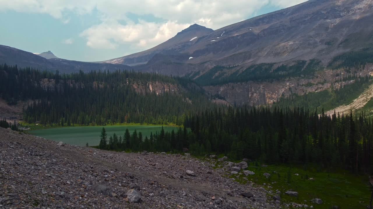 lago en las montañas con un sendero