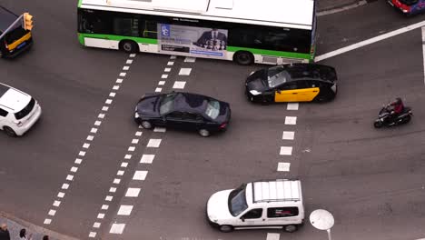 coches en la carretera cerca de la plaza de españa en barcelona.