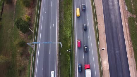 directamente arriba de la toma de la autopista a1 en la ciudad de kaunas mientras el dron vuela hacia adelante y revela una intersección de varios niveles
