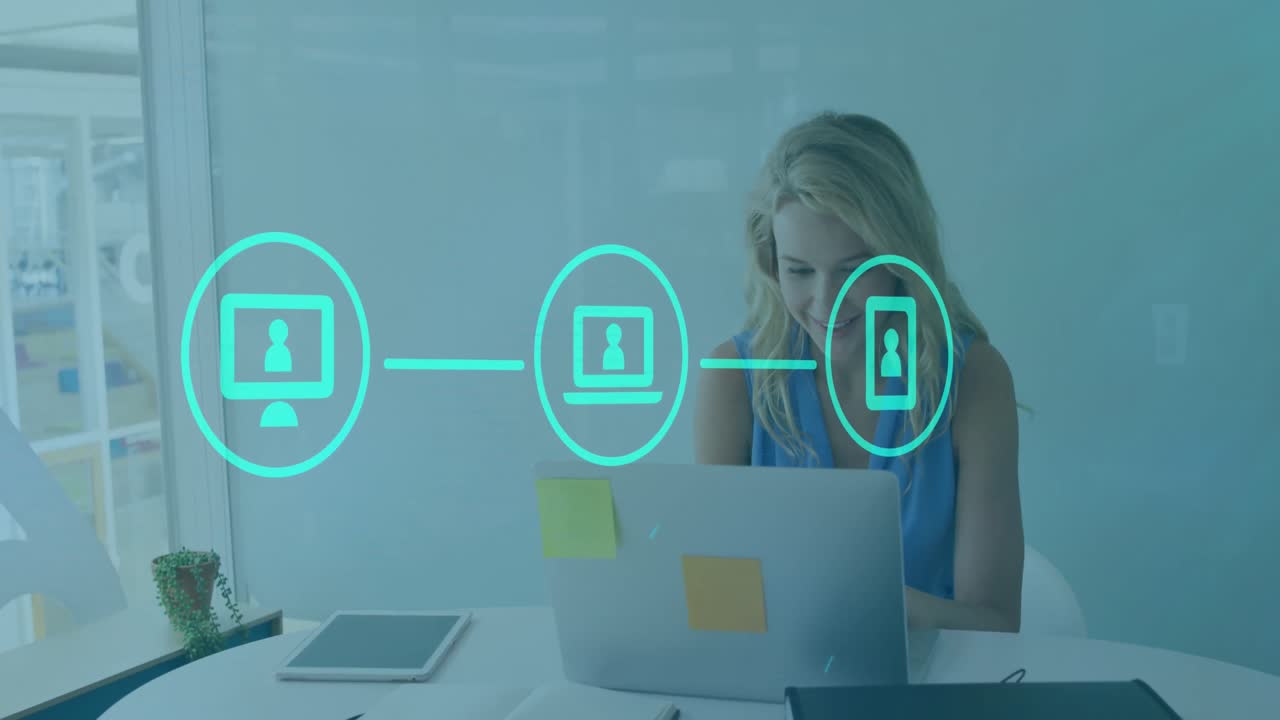 animación de portátil, computadora, teléfono formando diagrama de flujo sobre mujer caucásica trabajando en portátil