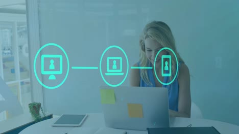 Animación-De-Computadora-Portátil,-Computadora,-Teléfono-Que-Forma-Un-Diagrama-De-Flujo-Sobre-Una-Mujer-Caucásica-Trabajando-Con-Una-Computadora-Portátil