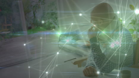 animación de redes de conexiones con iconos sobre el hombre usando teléfono inteligente