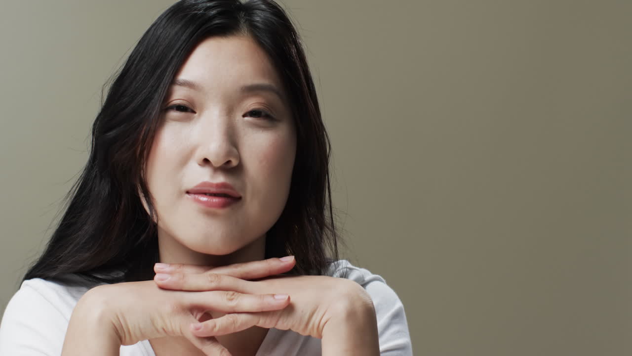 검은 머리카락과 메이크업을 가진 아시아 여성 미소, 복사 공간, 느린 모션