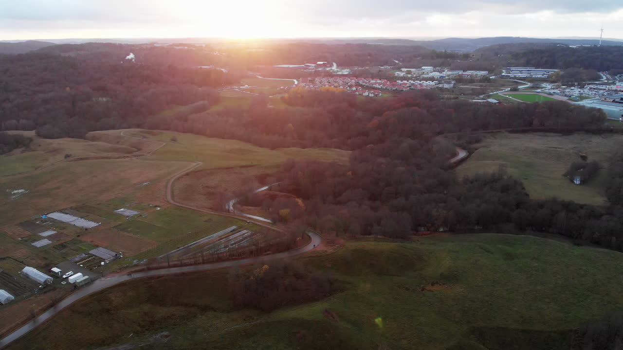 일몰에 스웨덴 시골 농업 분야의 거꾸로 공중 무인 항공기보기