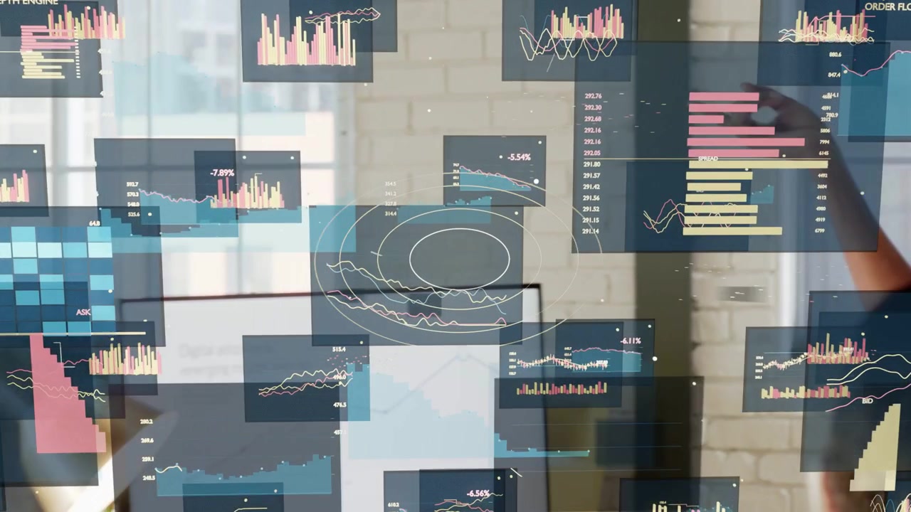 Kvinne taster på bærbar PC, lager animerte forretningsfliser som fyller skjermen mens en kollega presenterer data.