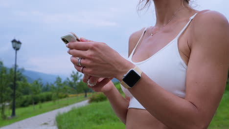 mujer usando teléfono inteligente al aire libre