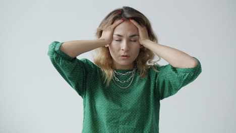 mujer con dolor de cabeza