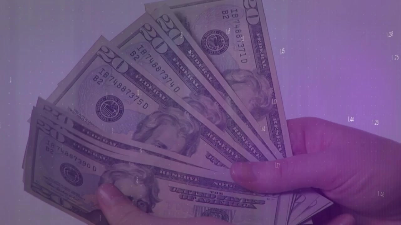 Un pollice che sfoglia la banconota superiore, mani che contano e sventolano banconote da un dollaro, mentre una griglia e delle barre salgono, mostrando le tendenze.
