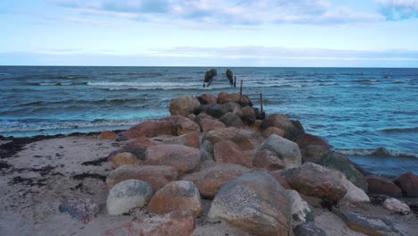 Pilas-De-Madera-Maltratadas-Del-Antiguo-Muelle-En-El-Mar-Báltico