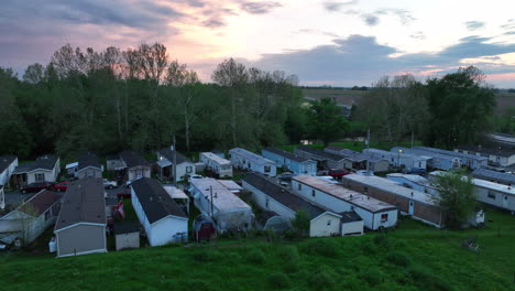 parque de casas móviles durante la puesta de sol de primavera